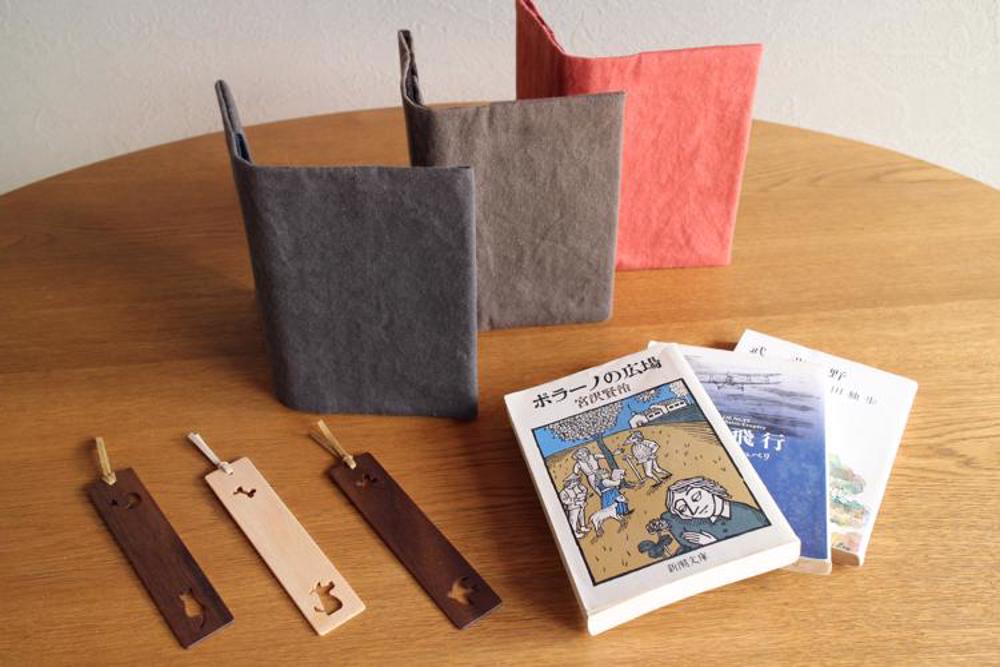 猫、鳥、犬のデザインの木の栞