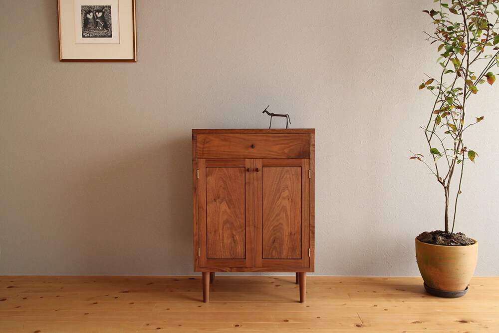 ウォールナットのキャビネット