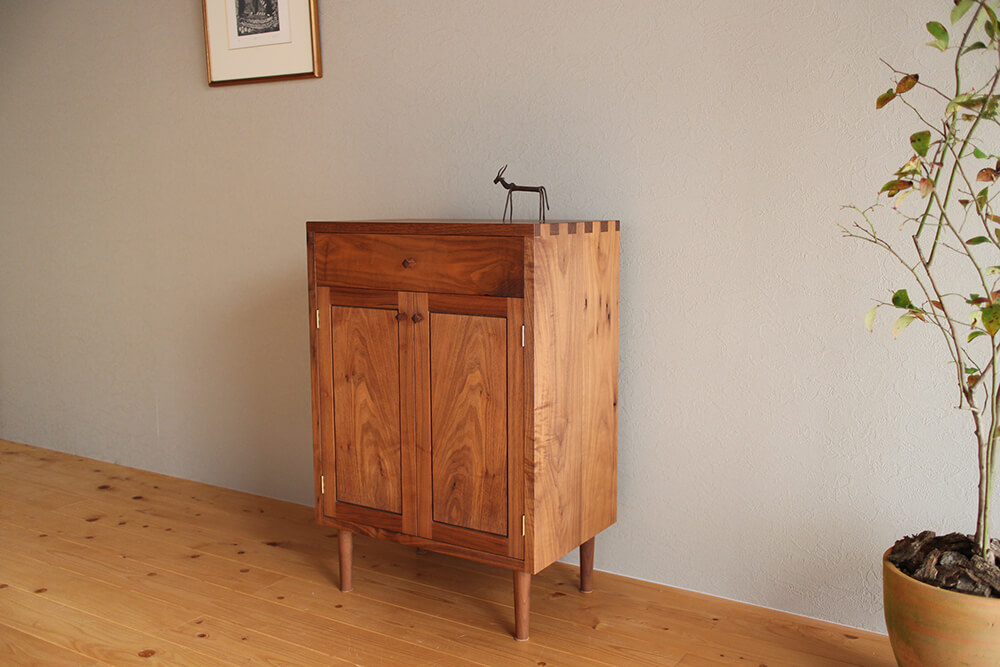 ウォールナットのキャビネット