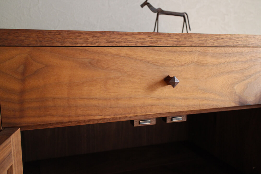 ウォールナットのキャビネット