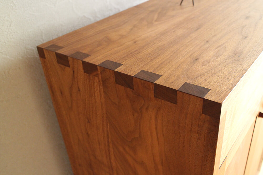 ウォールナットのキャビネット