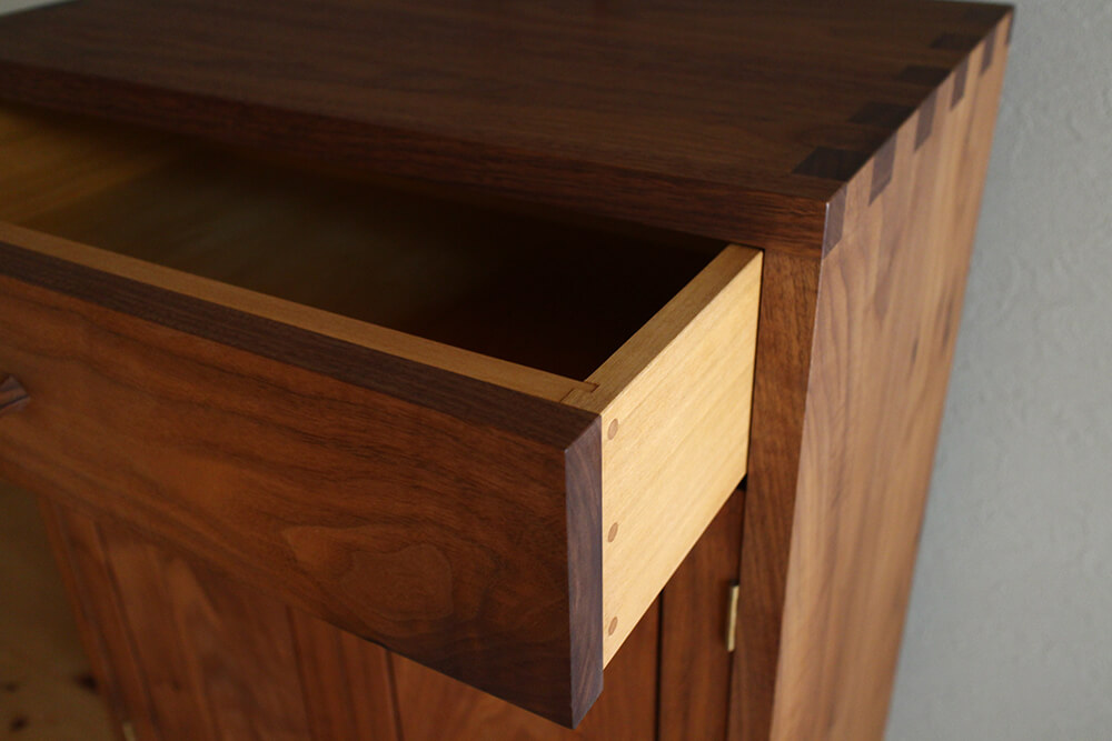 ウォールナットのキャビネット