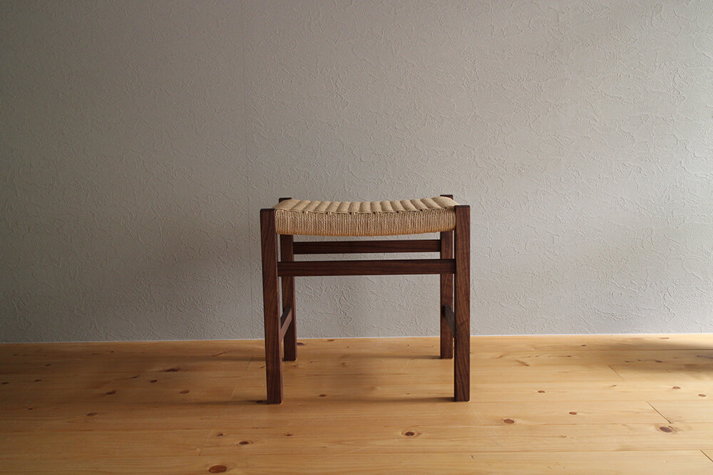 ペーパーコードのスツール