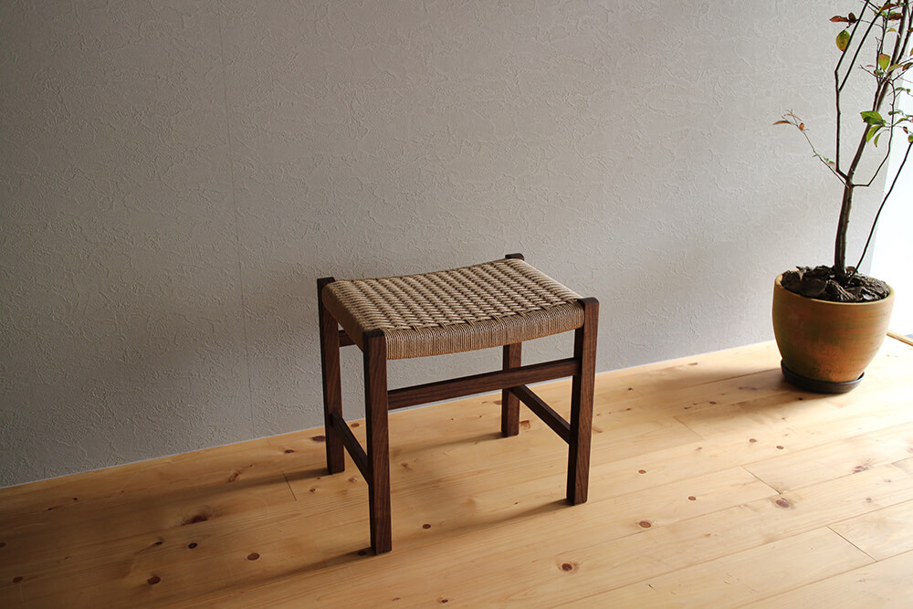 ペーパーコードのスツール