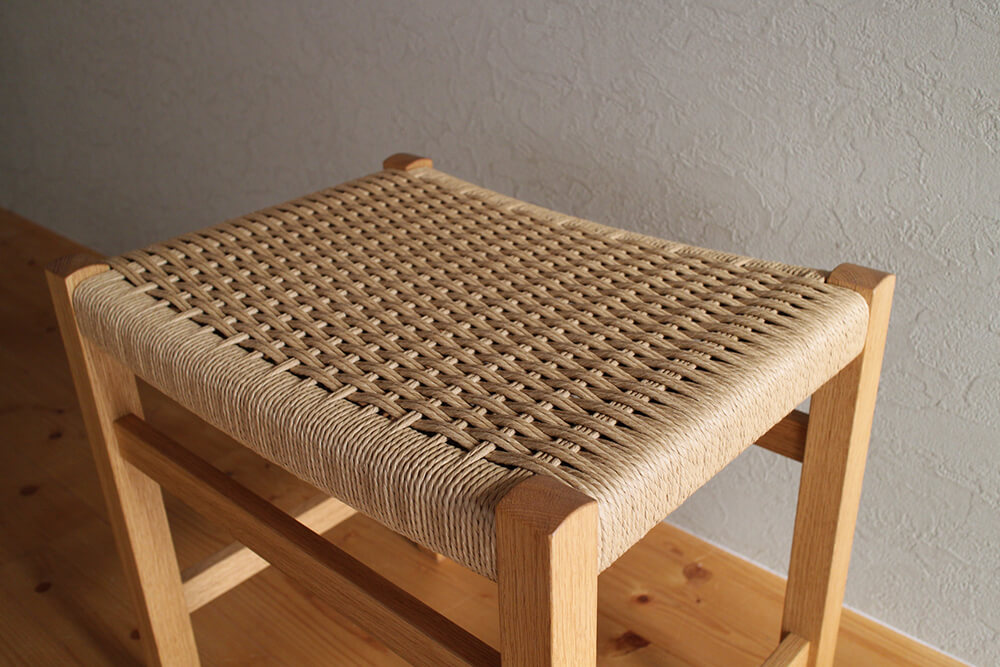 ペーパーコードのスツール