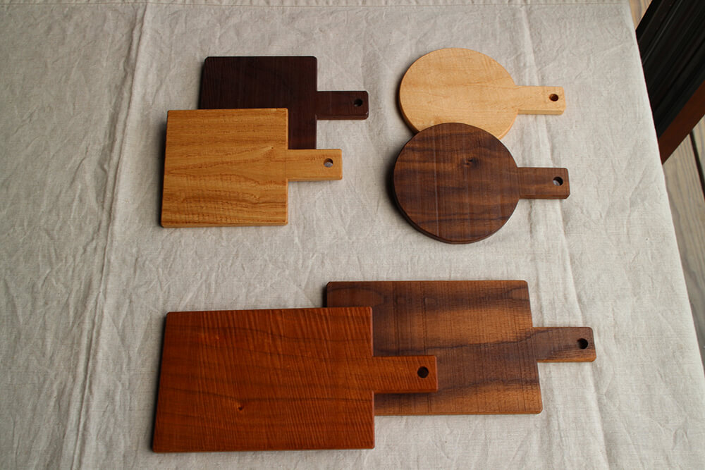 丸形、正方形、矩形の持ち手が付いているコースター