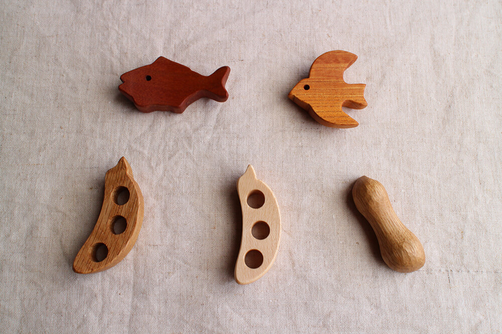 千鳥、魚、枝豆、落花生の形をした木の箸置き