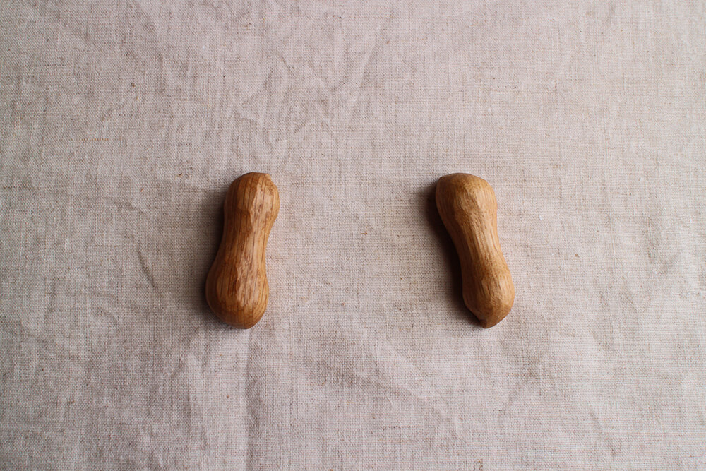 落花生の形をした木の箸置き