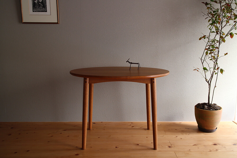 ナラのオーバルテーブル