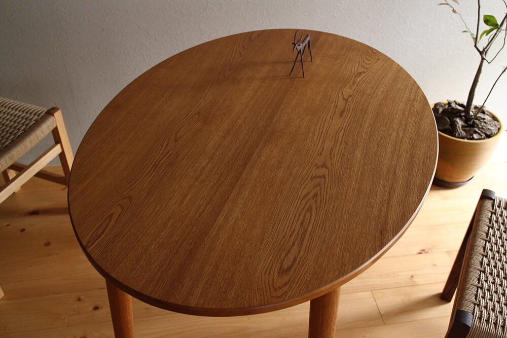 ナラのオーバルテーブル