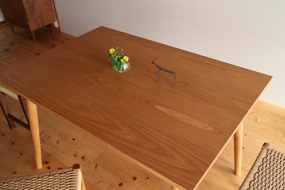タモのダイニングテーブル