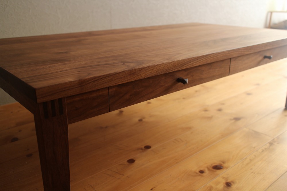 ウォールナットのローテーブル