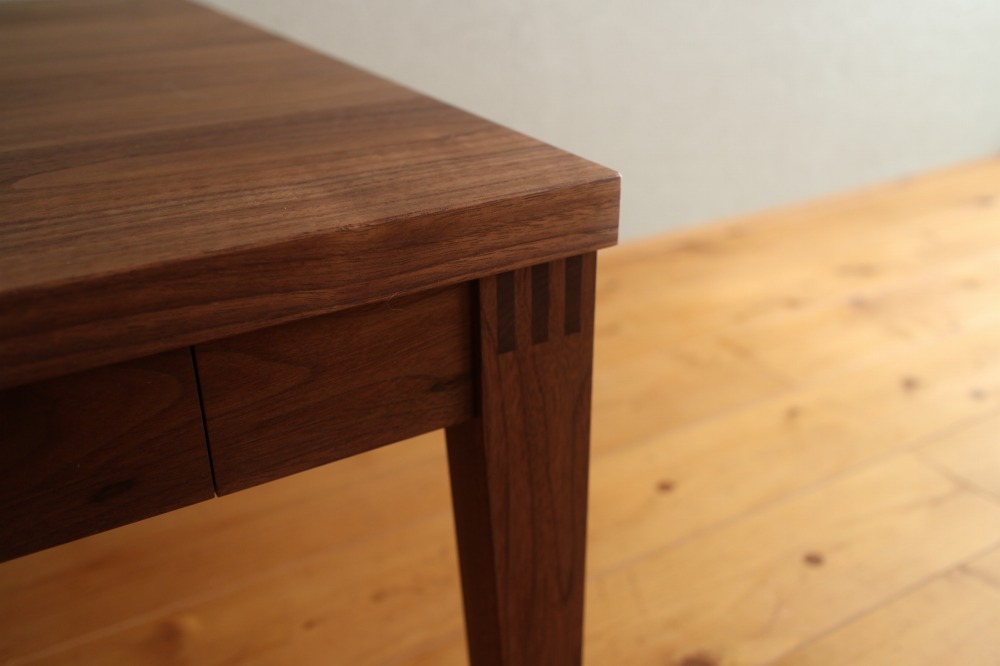 ウォールナットのローテーブル