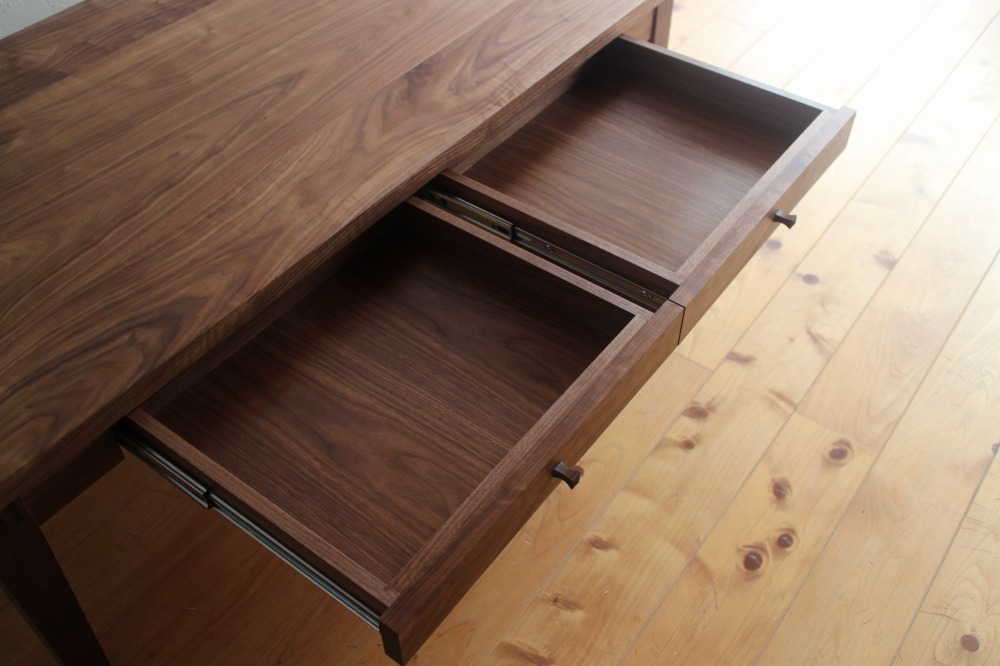 ウォールナットのローテーブル