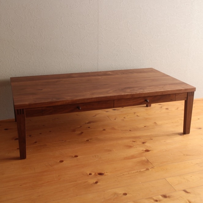 ウォールナットのローテーブル